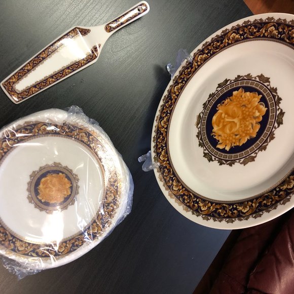 Adeline Fine Porcelain Cake Plate, Lifter, and 6 P - Picture 5 of 10